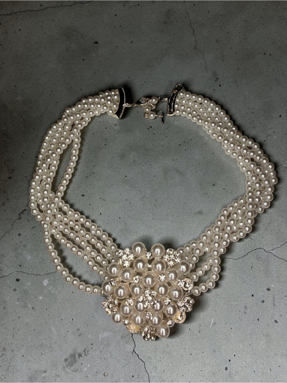 Elegant Pearl Cluster Choker Necklace - Cream Pearl